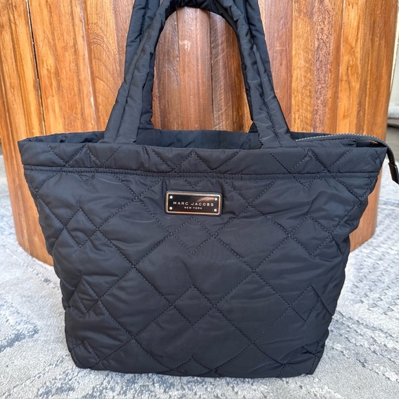 Marc Jacobs Bag Medium Quilted Tote Handbag Black With Gold Trim Zip Closure - Picture 1 of 10